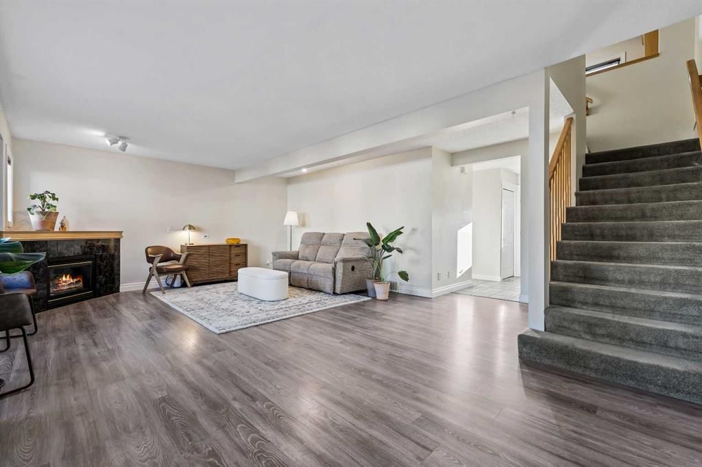 392 Killarney Glen Court SW, Calgary — photo 5 of 34