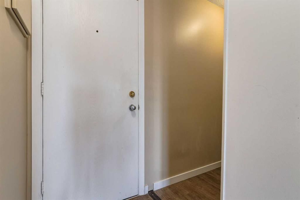 405C, 5601 Dalton Drive NW, Calgary — photo 3 of 30