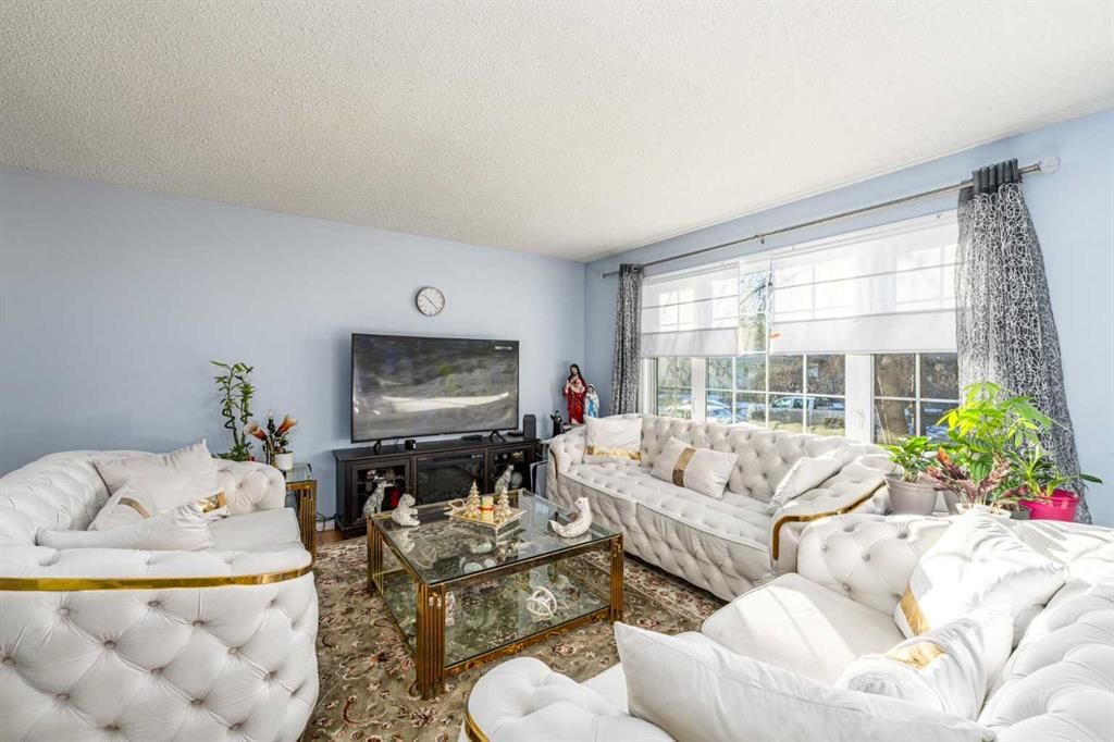 5816 Maddock Drive NE, Calgary — photo 3 of 24