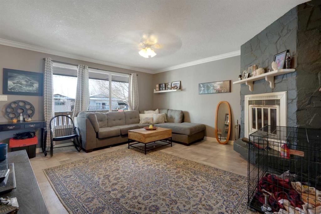 312 Pinegreen Close NE, Calgary — photo 3 of 30