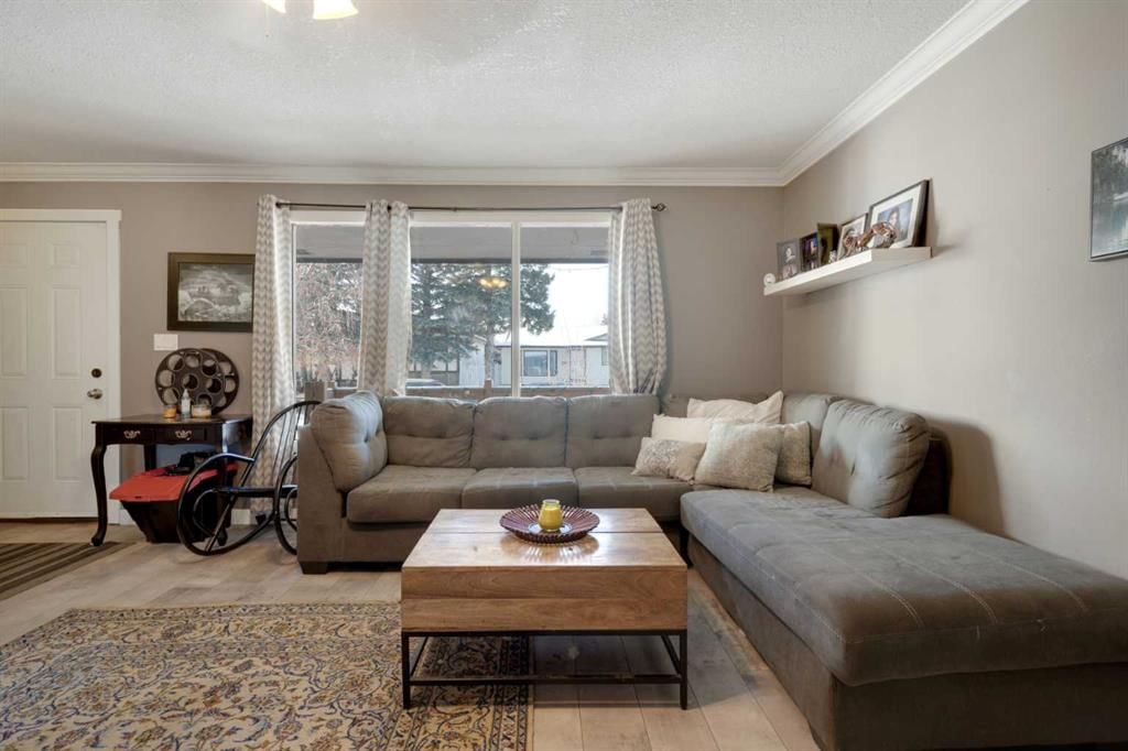 312 Pinegreen Close NE, Calgary — photo 4 of 30
