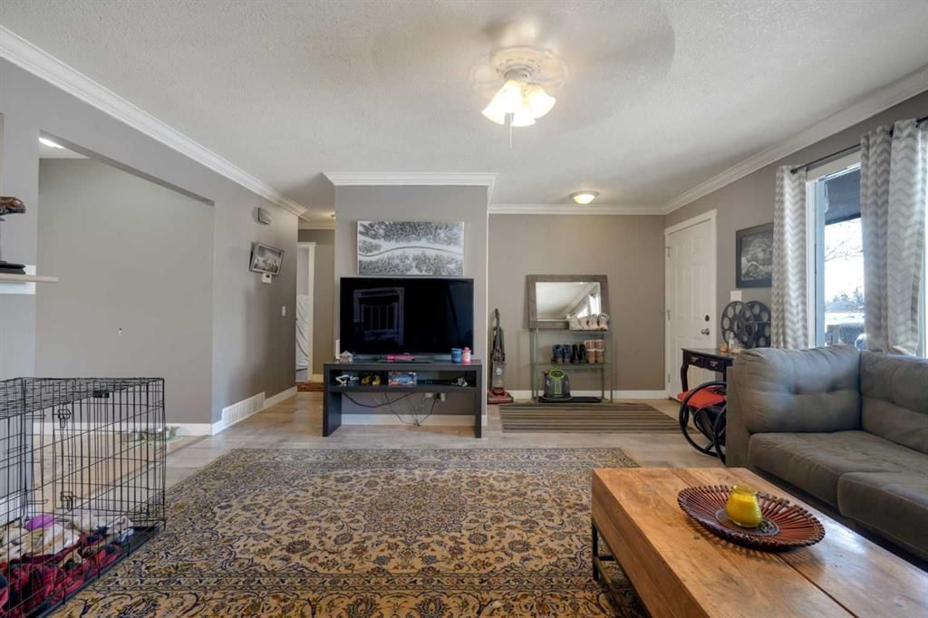 312 Pinegreen Close NE, Calgary — photo 5 of 30