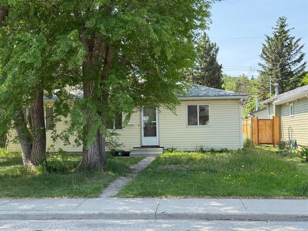 8823 36 Avenue NW, Calgary — main listing photo