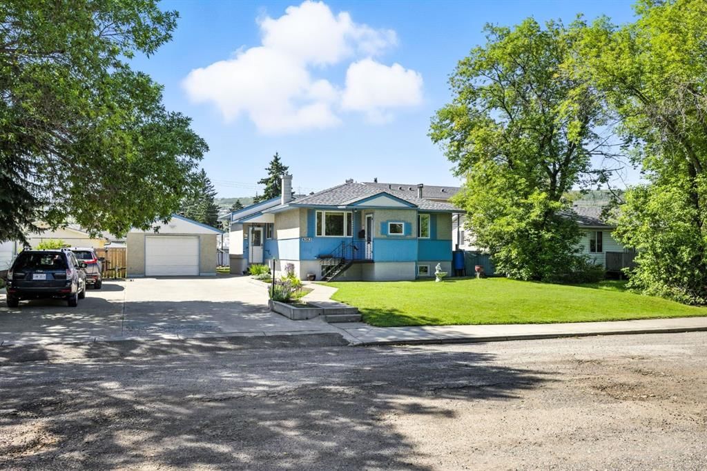 6383 32 Avenue NW, Calgary — main listing photo