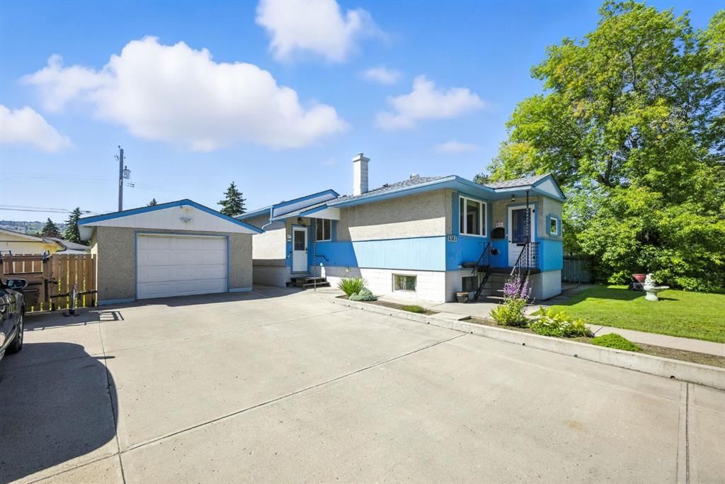 6383 32 Avenue NW, Calgary — photo 3 of 43