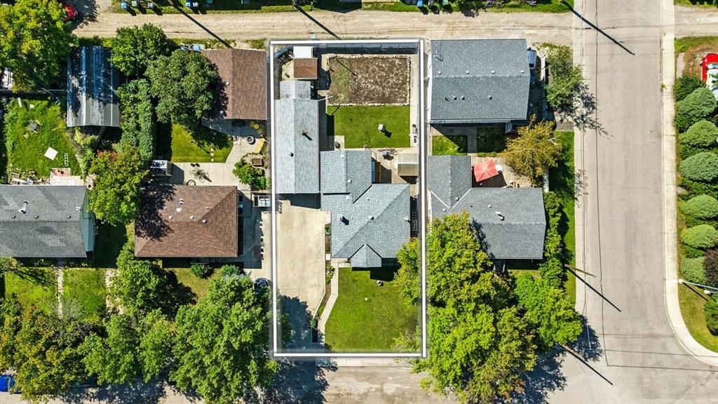 6383 32 Avenue NW, Calgary — photo 4 of 43