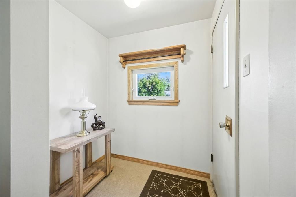 6383 32 Avenue NW, Calgary — photo 5 of 43
