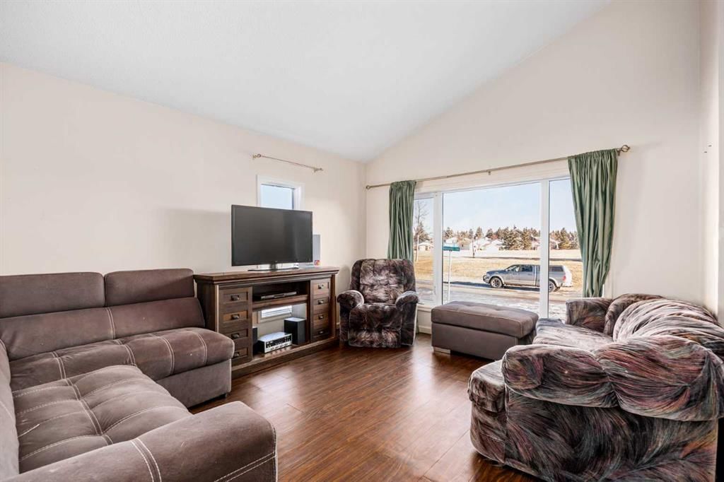 11 Woodborough Road SW, Calgary — photo 5 of 34