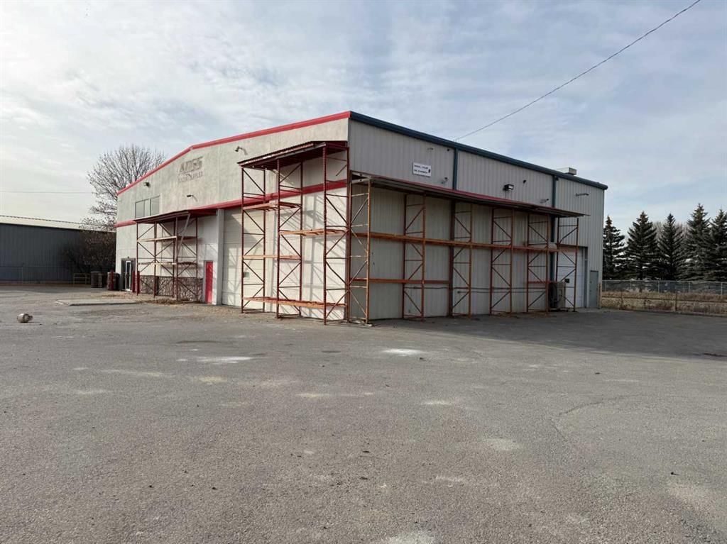 3296 44 Avenue SE, Calgary — main listing photo
