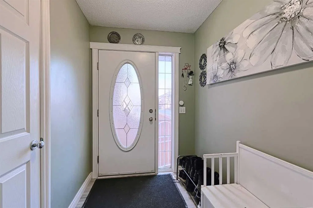 501 Coral Cove NE, Calgary — photo 3 of 36