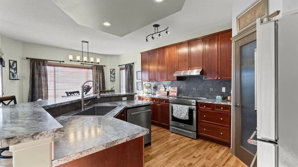 189 Rockyspring Terrace NW, Calgary — photo 2 of 47