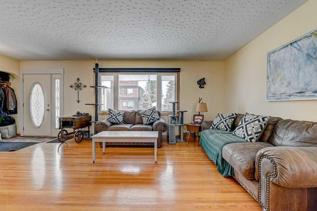 1455 Russell Road NE, Calgary — photo 4 of 30