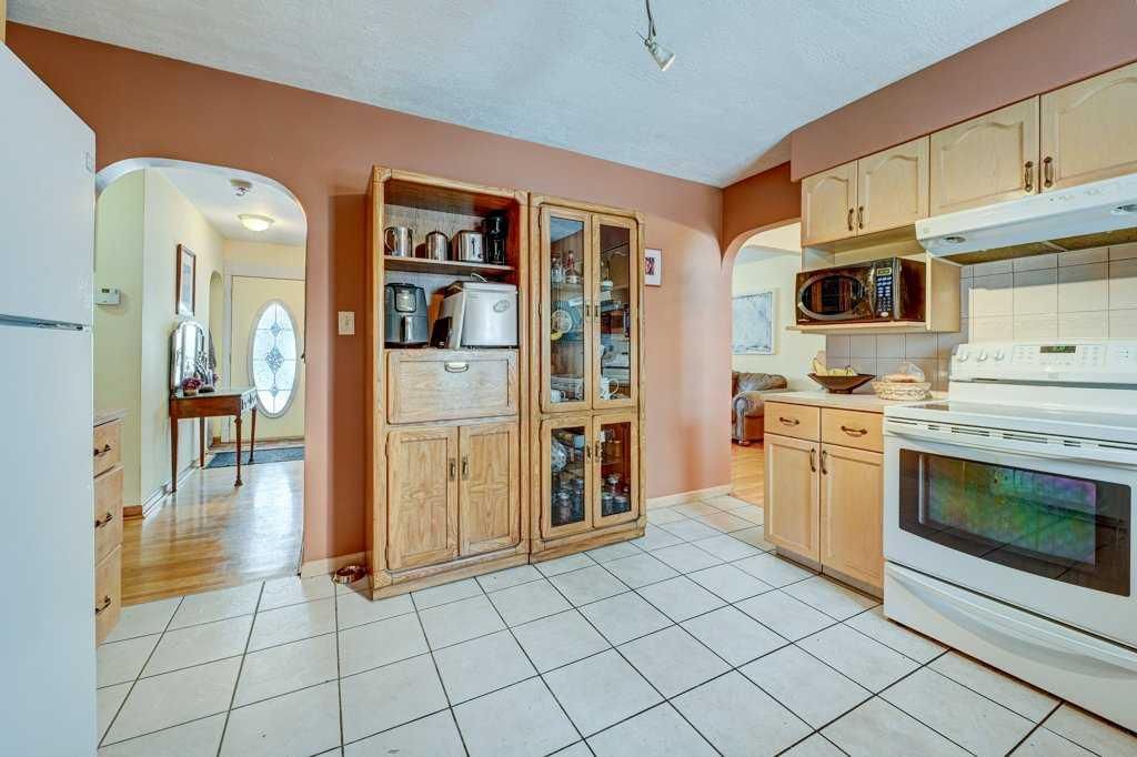 1455 Russell Road NE, Calgary — photo 5 of 30