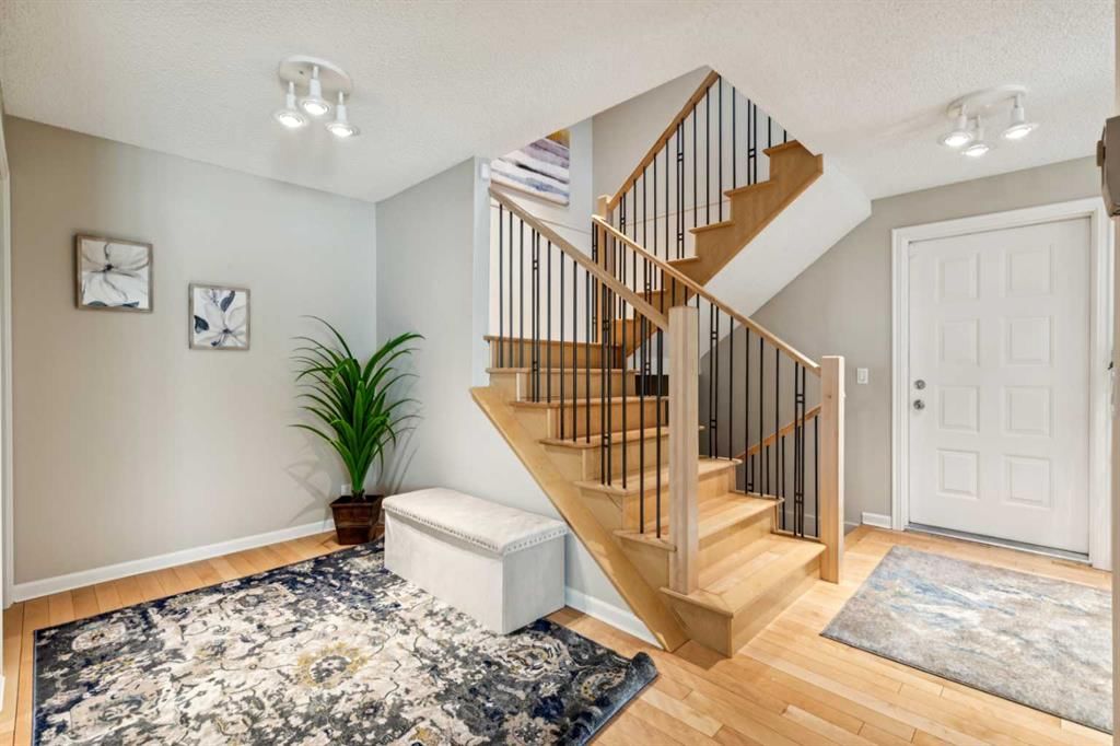 2, 275 Woodridge Drive SW, Calgary — photo 3 of 47