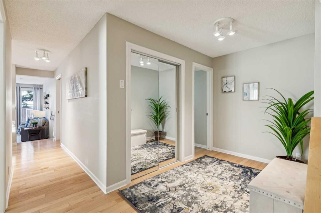 2, 275 Woodridge Drive SW, Calgary — photo 4 of 47