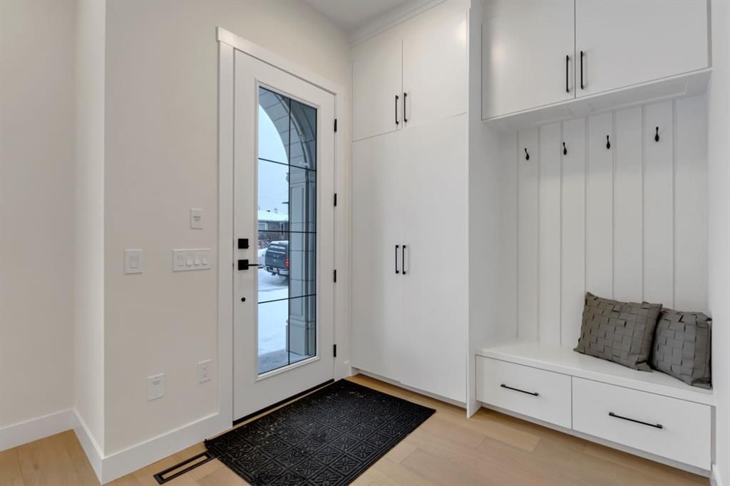 2518 20 Street SW, Calgary — photo 2 of 45