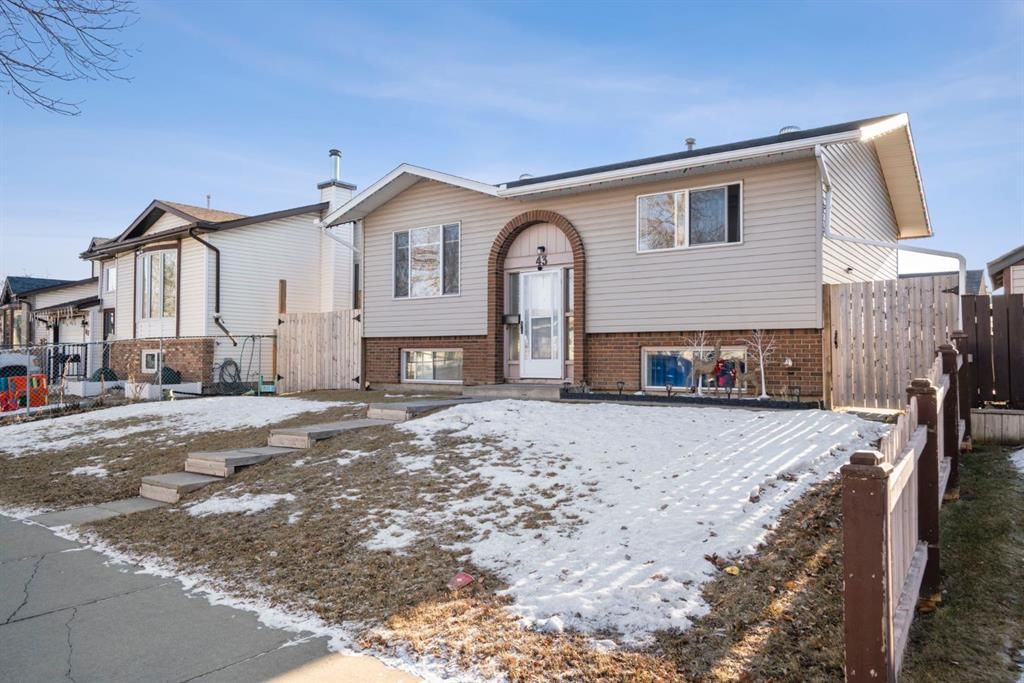43 Applewood Drive SE, Calgary — photo 3 of 50