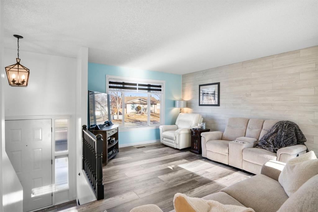 43 Applewood Drive SE, Calgary — photo 5 of 50
