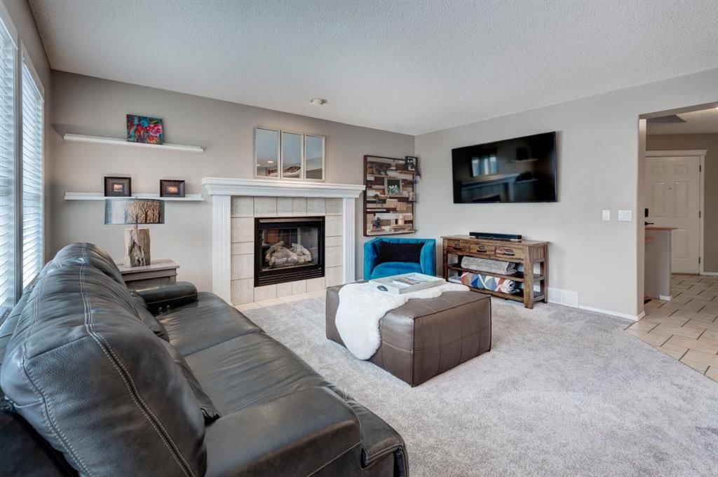 162 Somerside Crescent SW, Calgary — photo 3 of 38