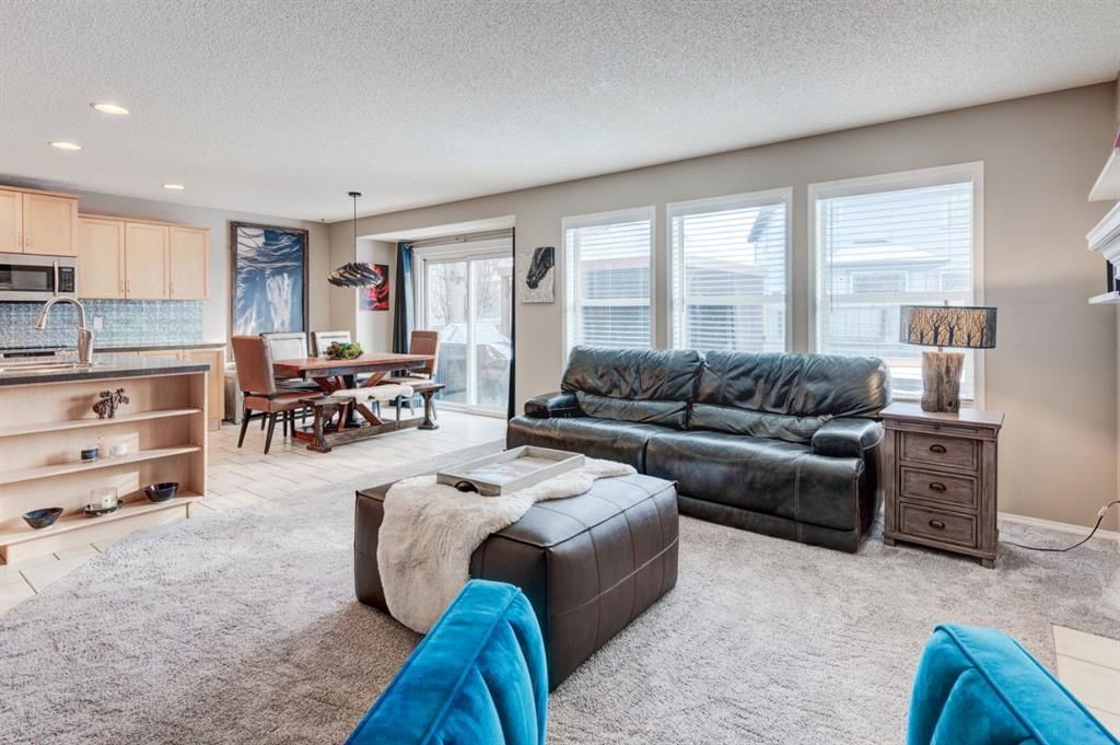 162 Somerside Crescent SW, Calgary — photo 4 of 38