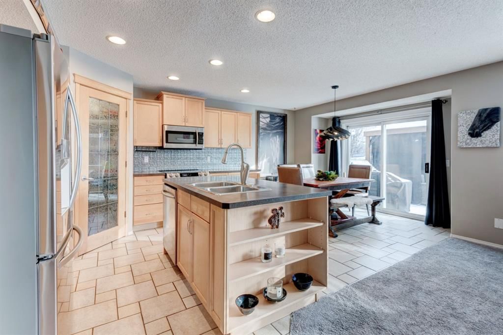 162 Somerside Crescent SW, Calgary — photo 5 of 38
