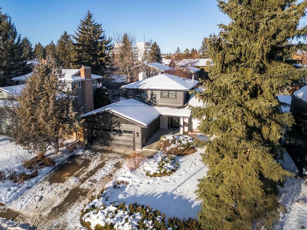 1012 70 Avenue SW, Calgary — main listing photo