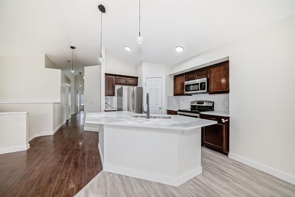 226 Saddlebrook Circle NE, Calgary — photo 3 of 23