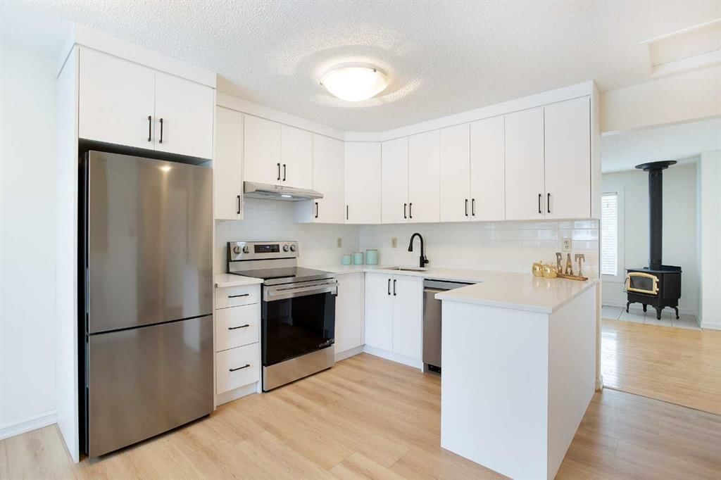 2, 1722 34 Avenue SW, Calgary — photo 2 of 32