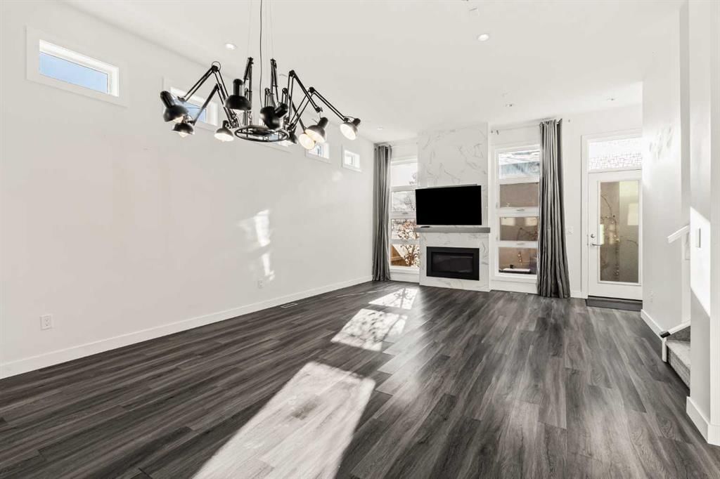 2, 127 24 Avenue NE, Calgary — photo 3 of 39