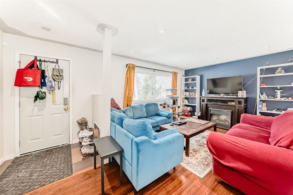 176 Hendon Drive NW, Calgary — photo 2 of 44
