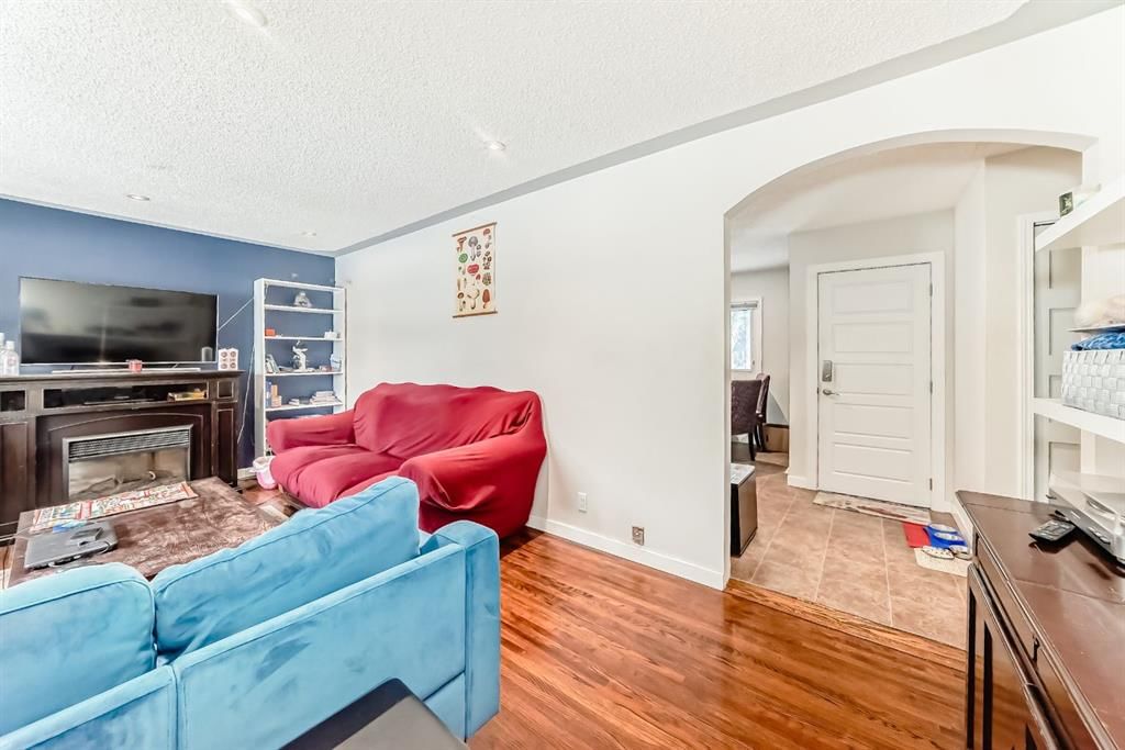 176 Hendon Drive NW, Calgary — photo 3 of 44