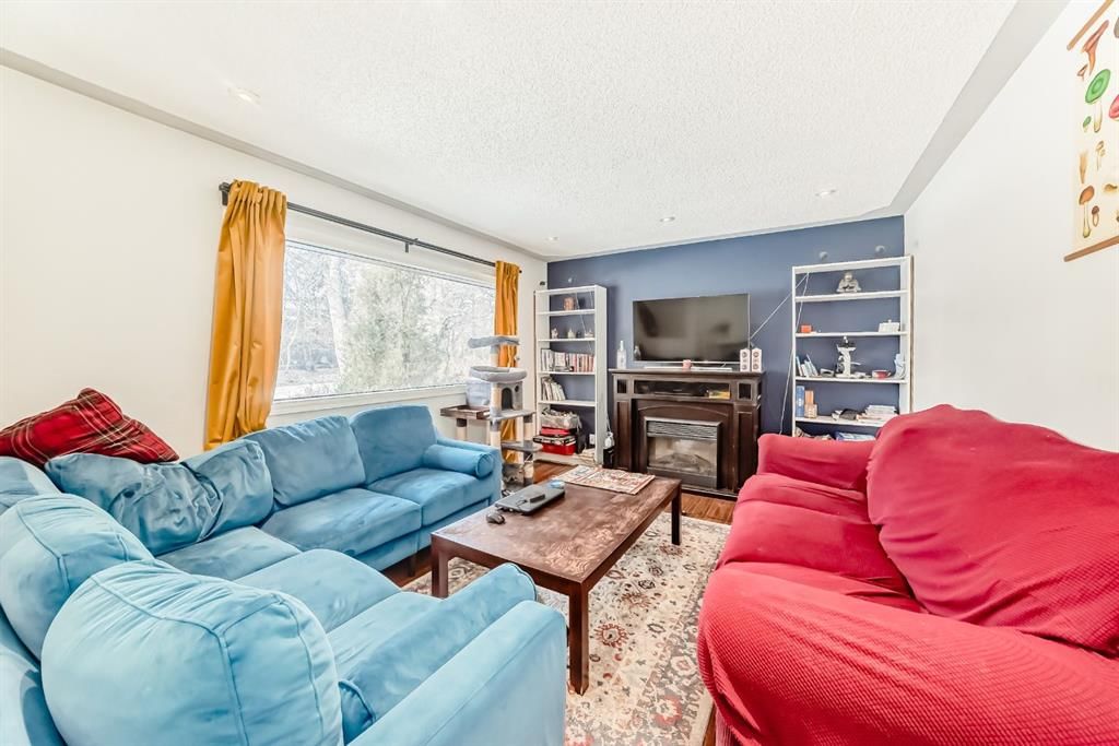 176 Hendon Drive NW, Calgary — photo 4 of 44