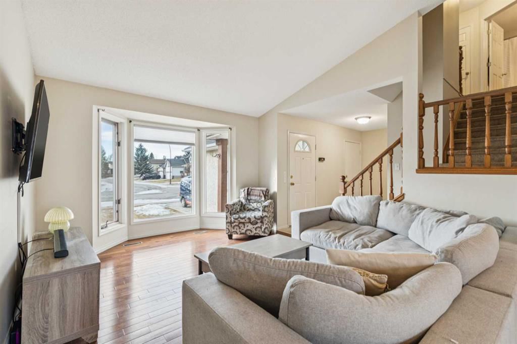 124 Woodmark Crescent SW, Calgary — photo 4 of 38