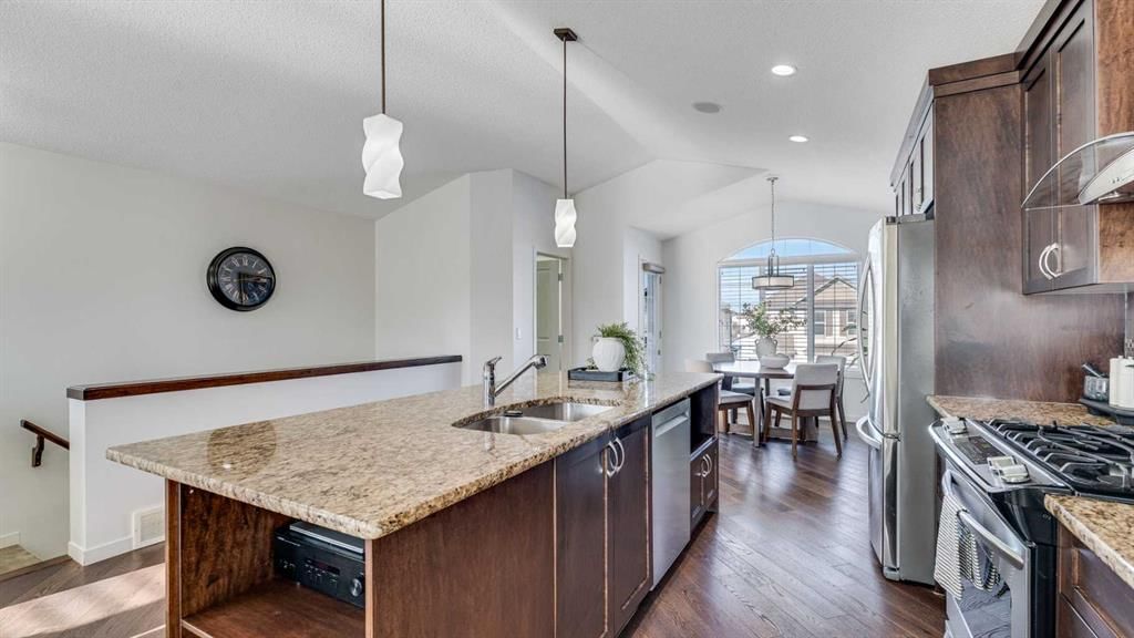 389 Cranberry Circle SE, Calgary — photo 3 of 47