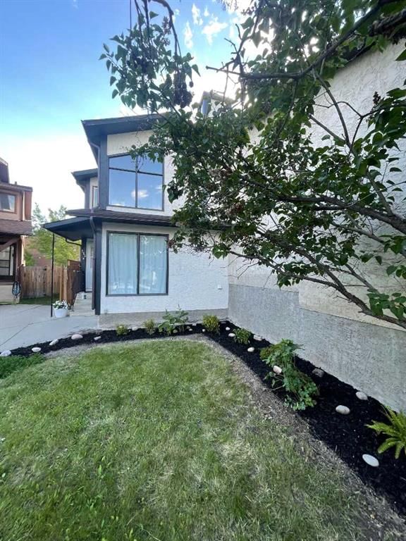 212 Cedarbrook Bay SW, Calgary — main listing photo