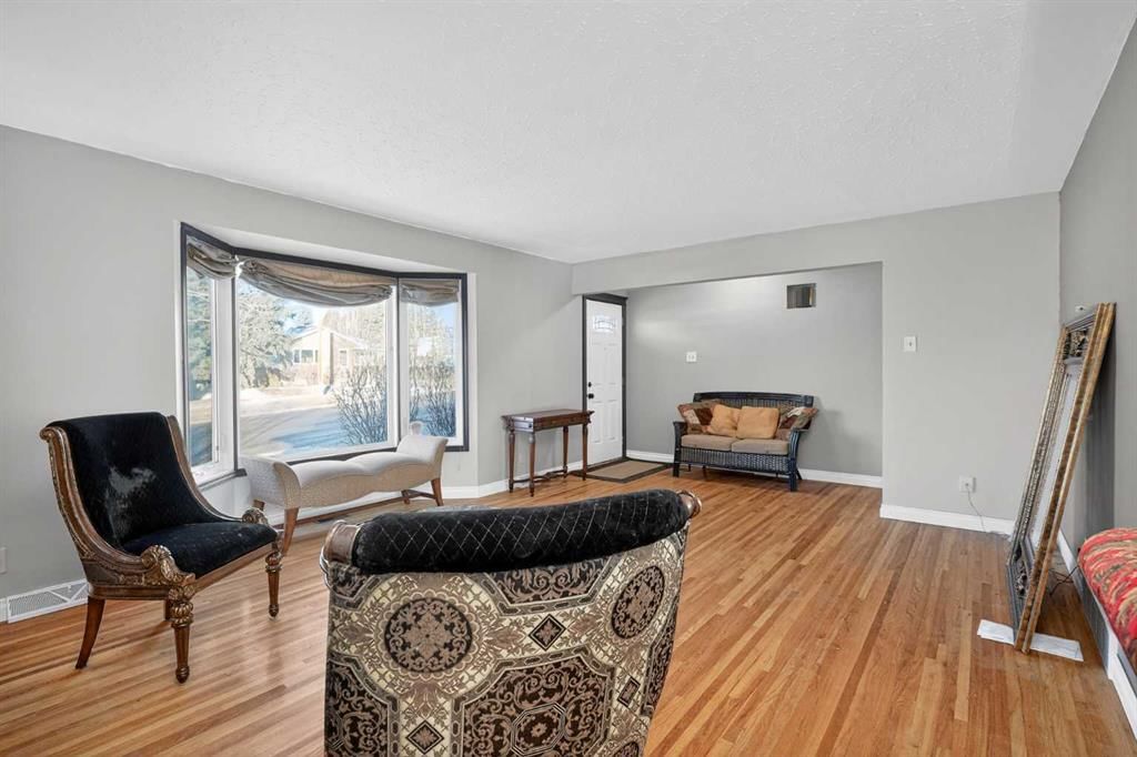4112 19 Street NW, Calgary — photo 4 of 49