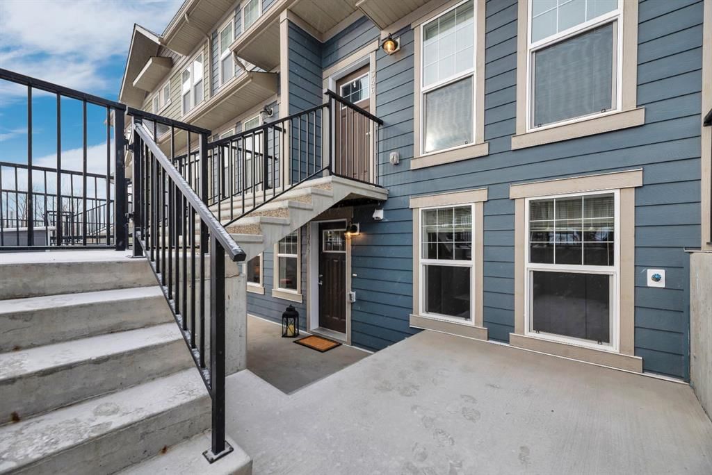 344 Cranbrook Square SE, Calgary — photo 4 of 32