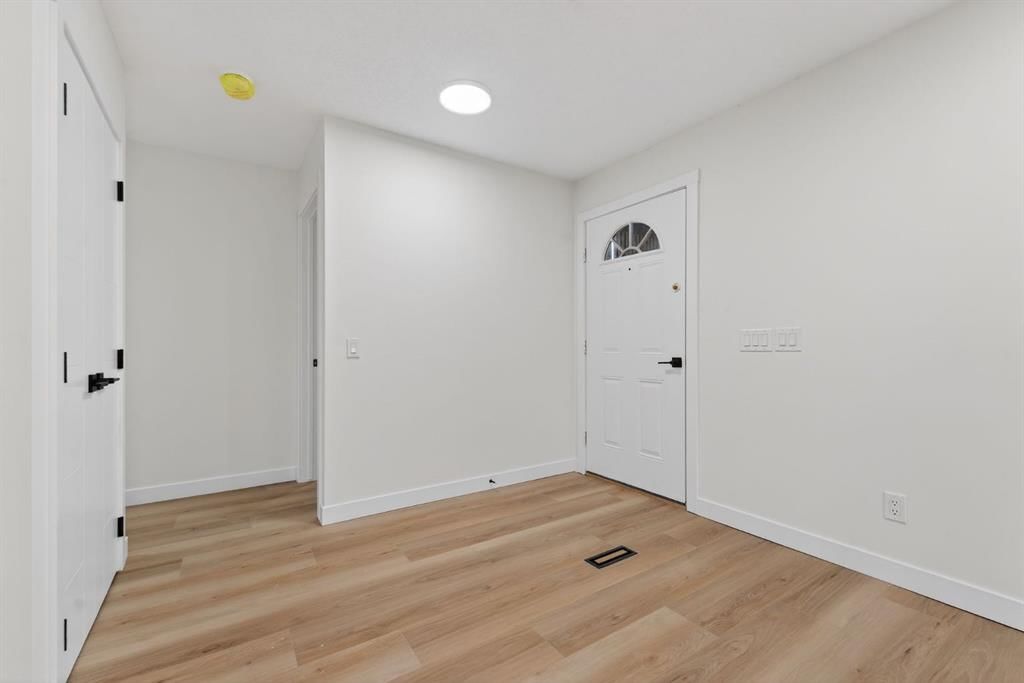 420 Pinegreen Close NE, Calgary — photo 4 of 42