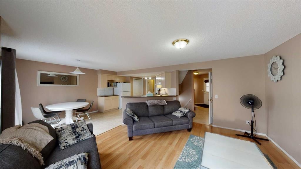 91 Royal Elm Way NW, Calgary — photo 4 of 12