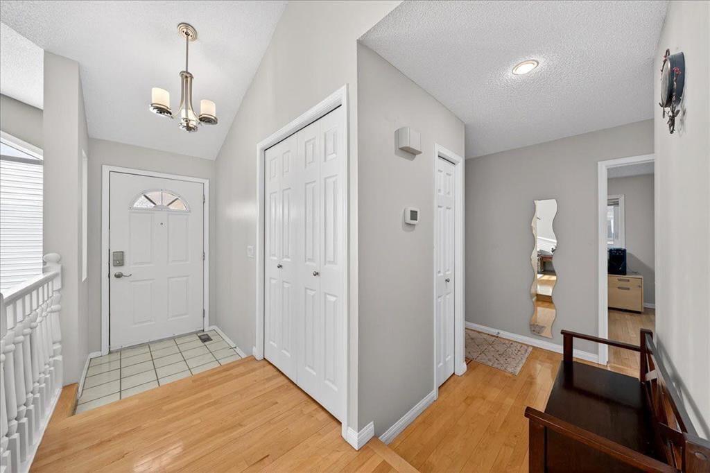 137 Woodbrook Road SW, Calgary — photo 3 of 50