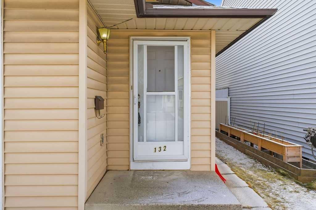 132 Riverglen Crescent SE, Calgary — photo 4 of 50