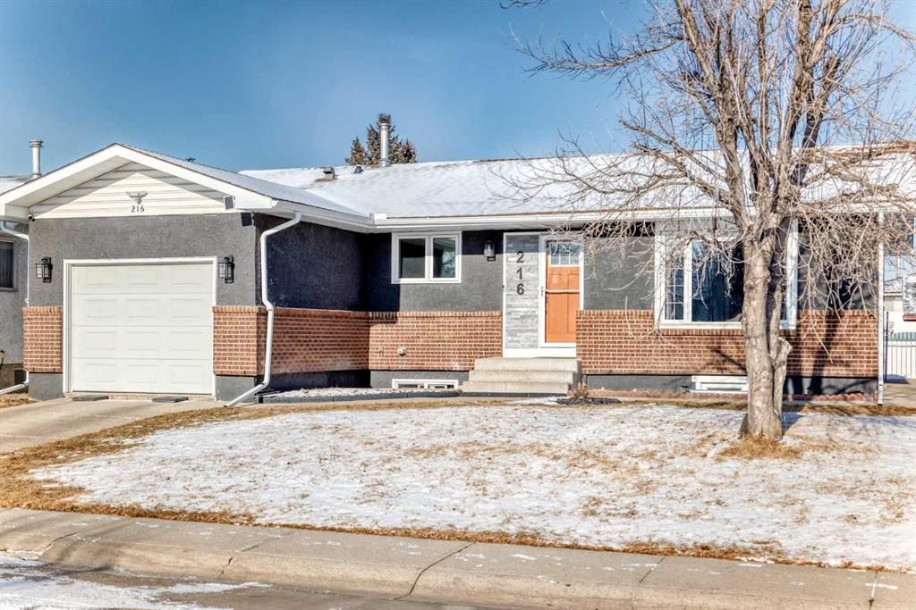 216 Pinecrest Crescent NE, Calgary — photo 4 of 49