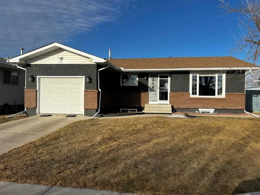 216 Pinecrest Crescent NE, Calgary — photo 5 of 49