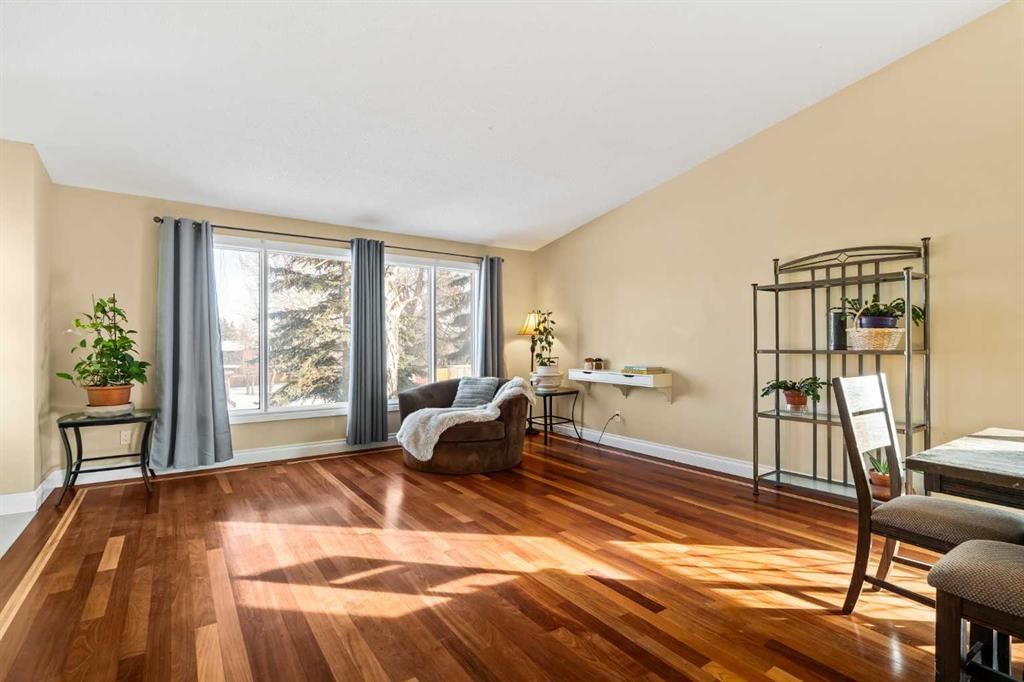 1343 Berkley Drive NW, Calgary — photo 2 of 50