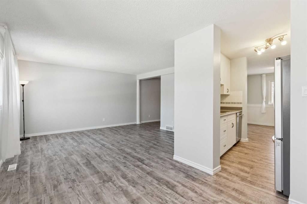 10618 Braeside Drive SW, Calgary — photo 4 of 25