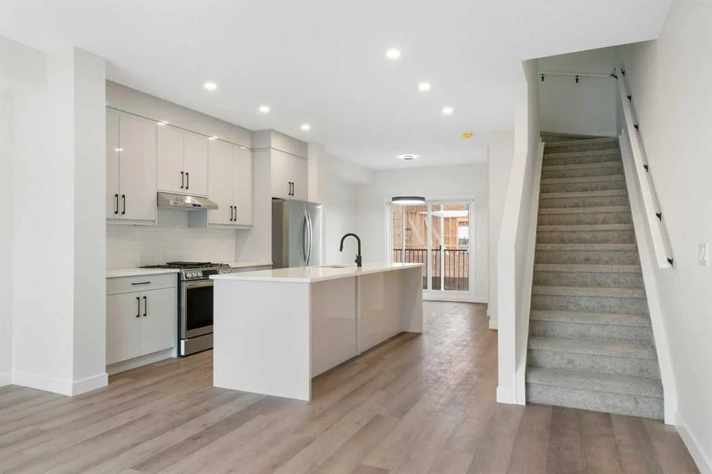 8808 48 Street NE, Calgary — photo 3 of 12