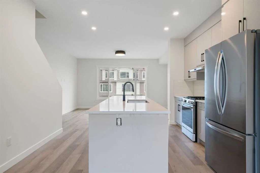 8808 48 Street NE, Calgary — photo 4 of 12