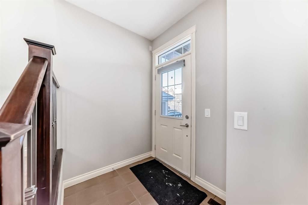 58 Sherwood Street NW, Calgary — photo 2 of 50
