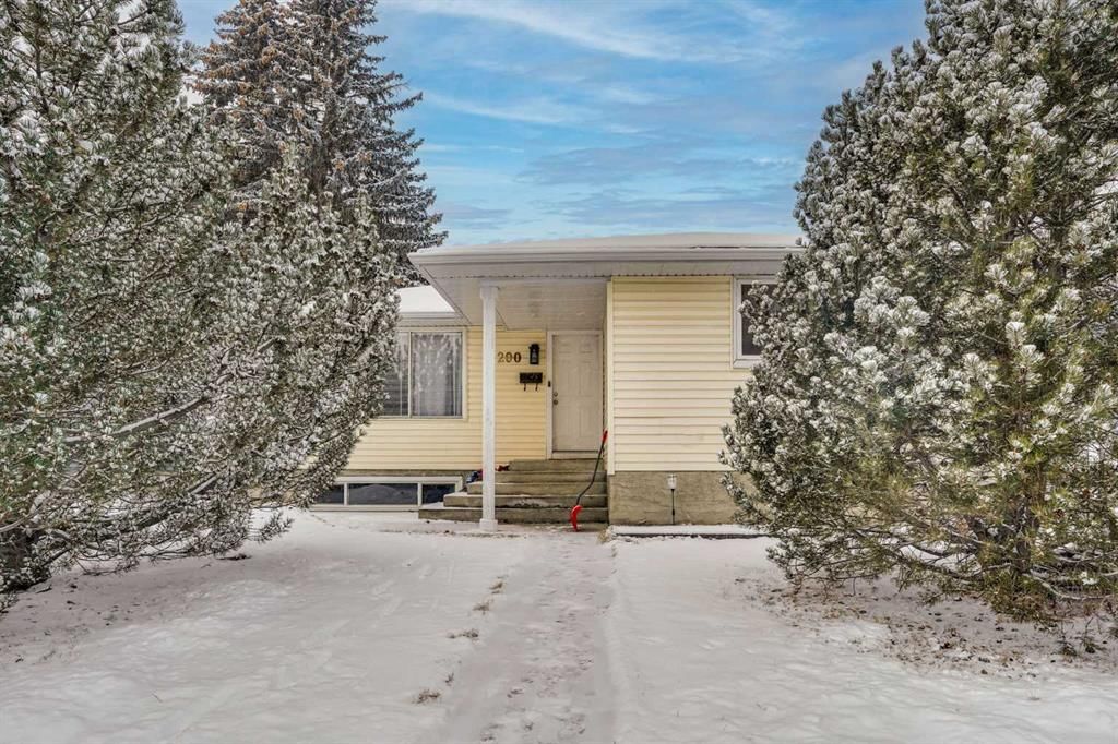 200 Penbrooke Close SE, Calgary — main listing photo
