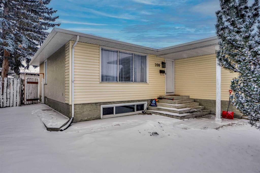 200 Penbrooke Close SE, Calgary — photo 2 of 48